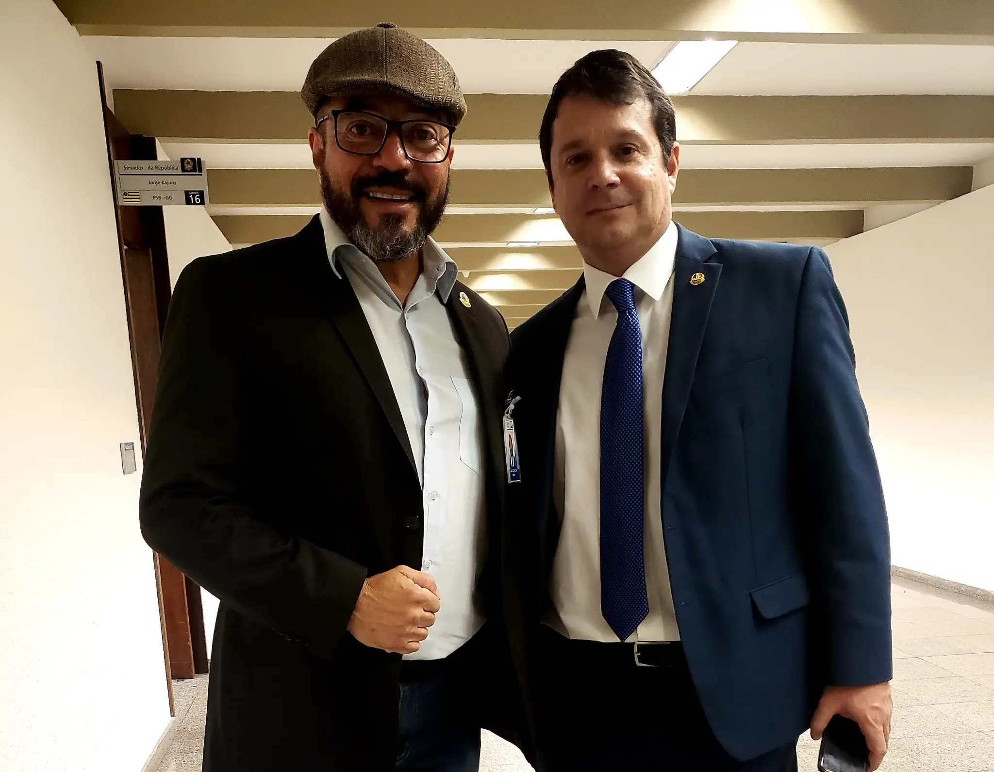 João Carlos Corrêa, usando boina, ao lado do senador Antonio Reguffe no corredor de acesso ao gabinete parlamentar.