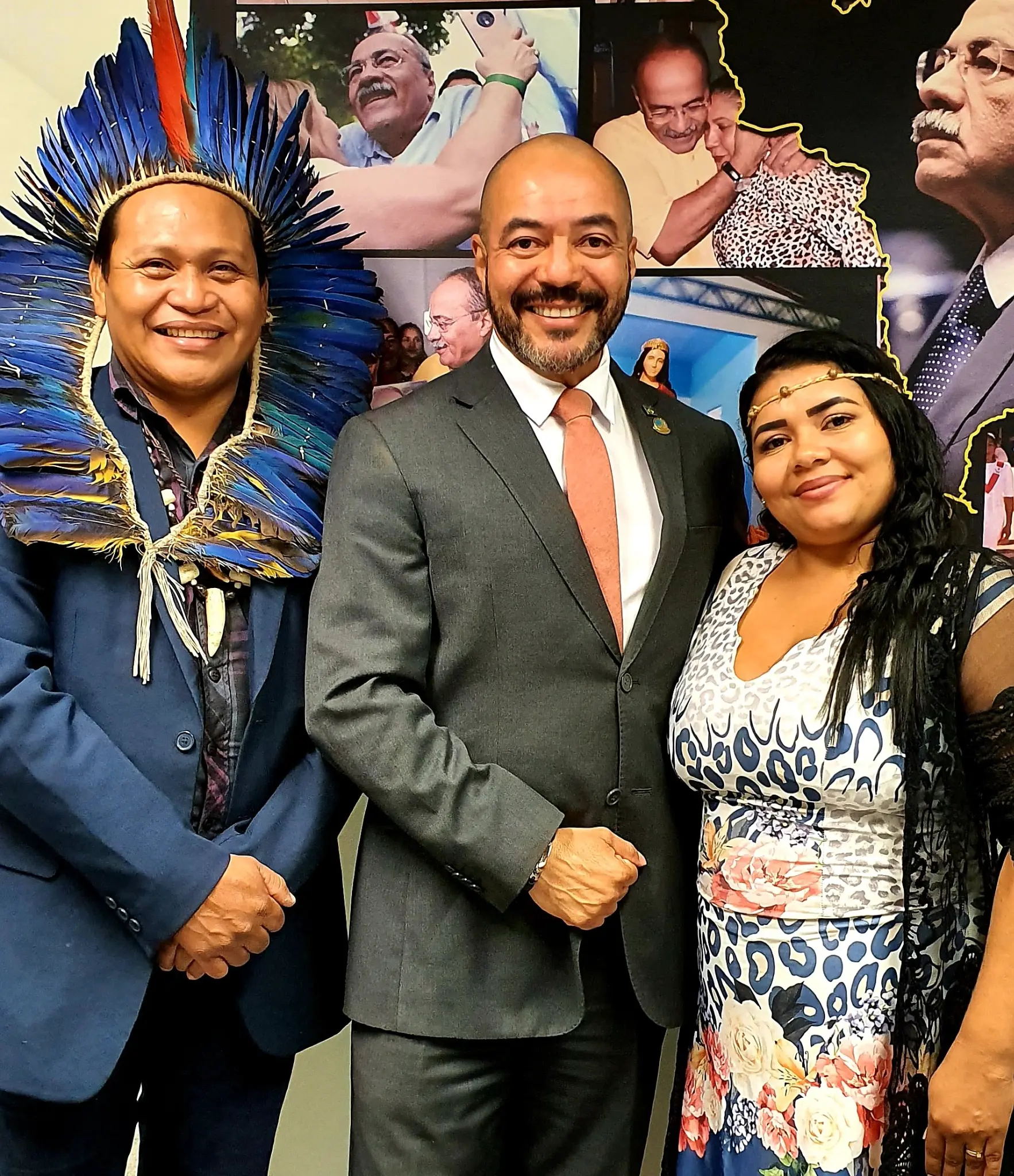 João Carlos Corrêa recebe a cacique Kokama, que usa cocar de penas azuis, acompanhada da esposa.