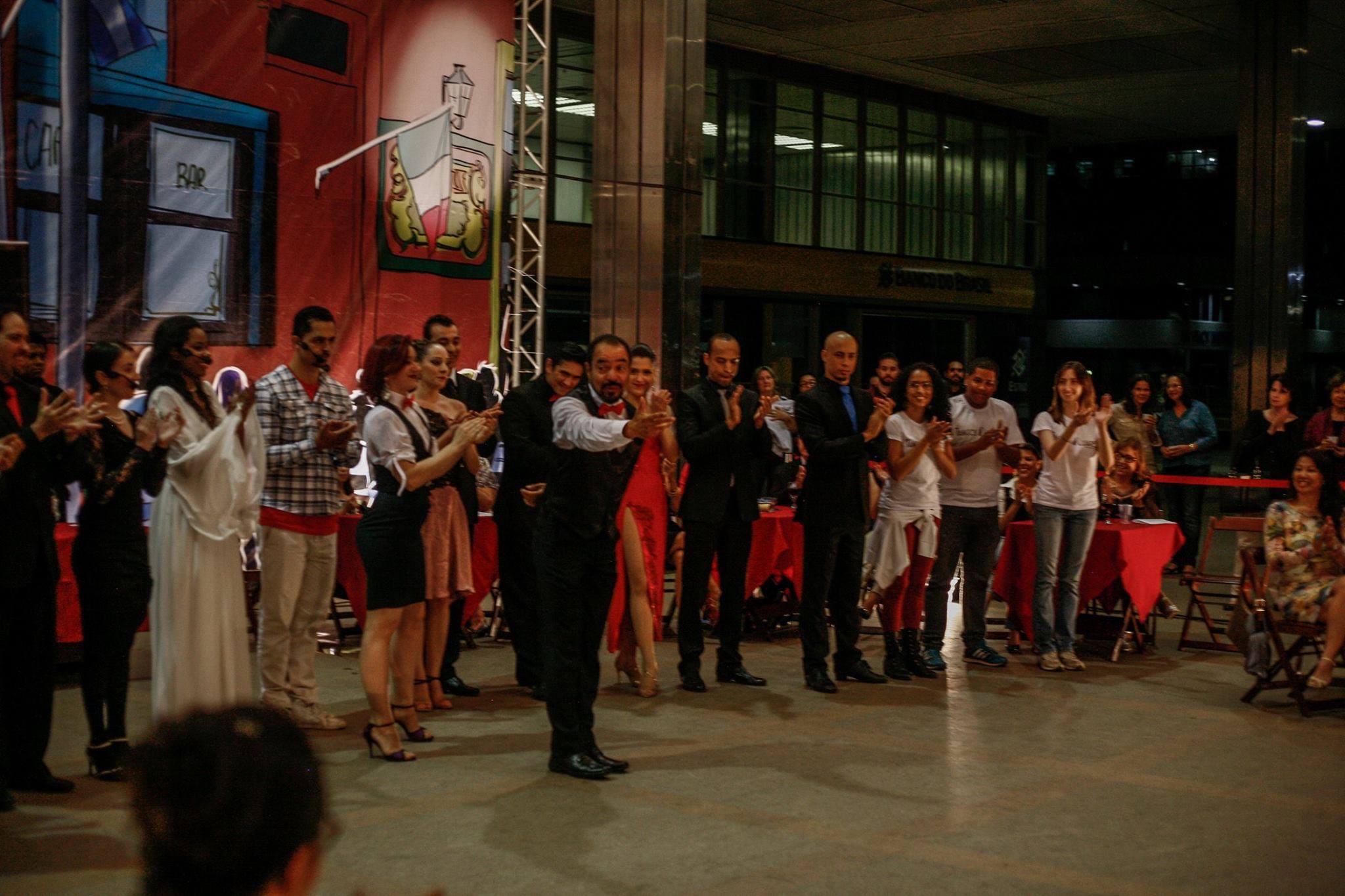 João Carlos Corrêa y el elenco de Tangos e Luares agradecen al público reunido alrededor de la escena