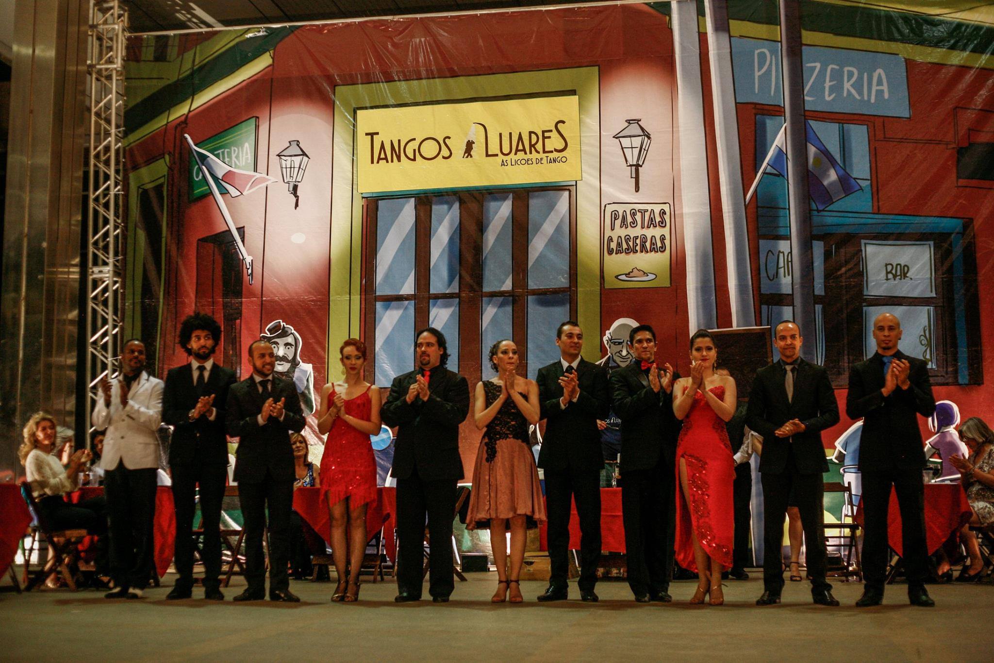 Elenco de Tangos e Luares alineado ante la escenografía mientras recibe la ovación del público presente