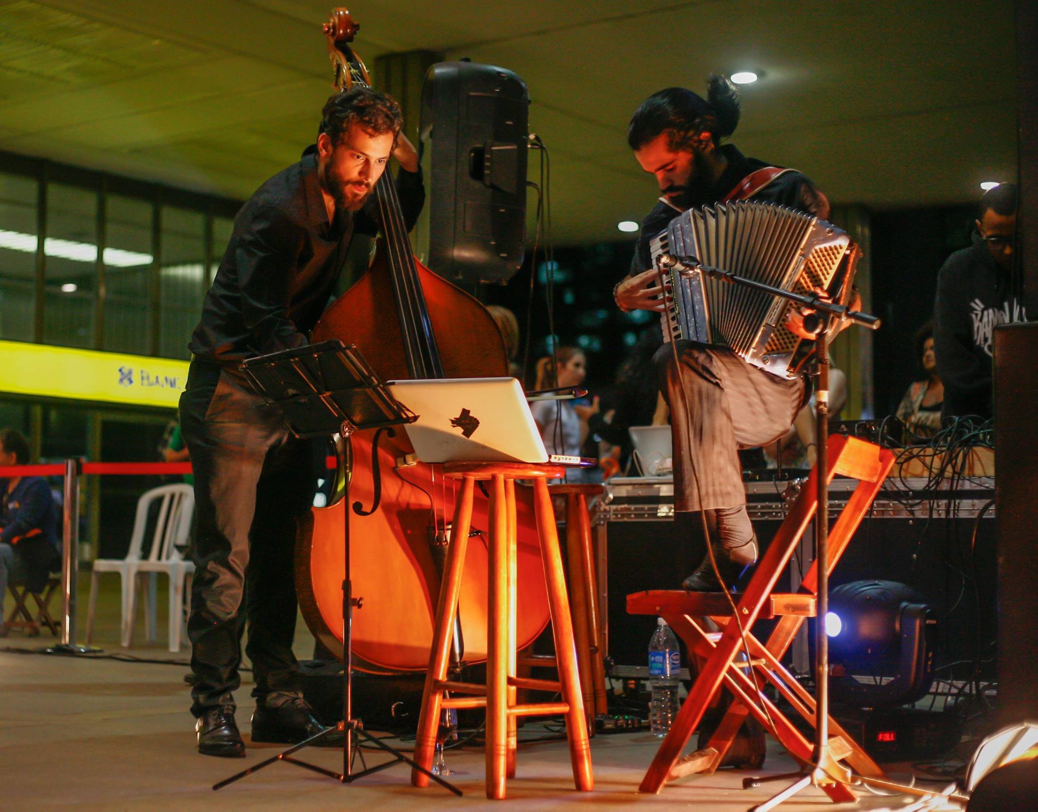 Músicos tocan contrabajo y acordeón en vivo durante la presentación de Tangos e Luares