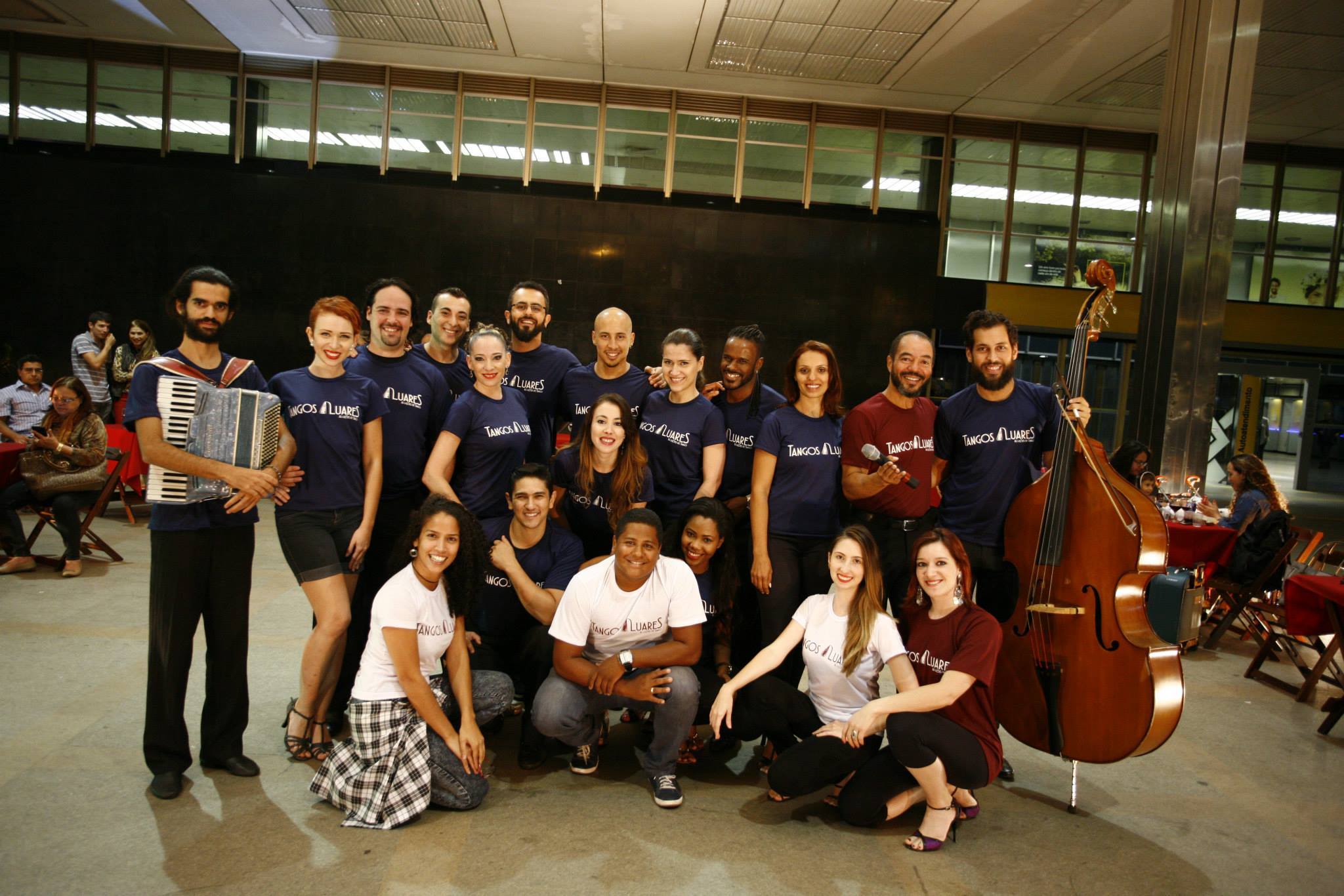 Elenco y músicos de Tangos e Luares reunidos en un retrato colectivo al finalizar el ensayo abierto