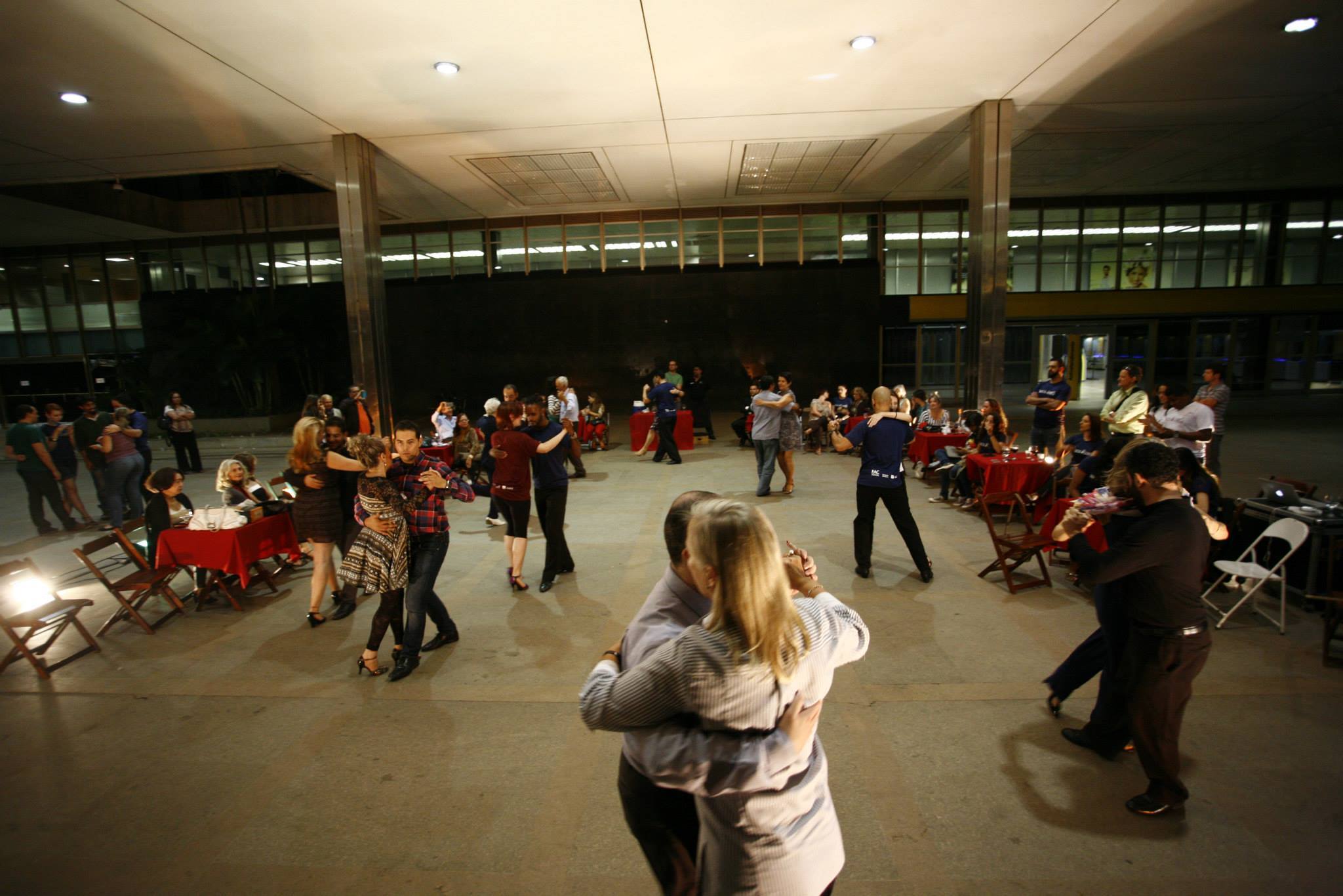 Vista amplia del ensayo abierto de Tangos e Luares, con varias parejas bailando y público alrededor