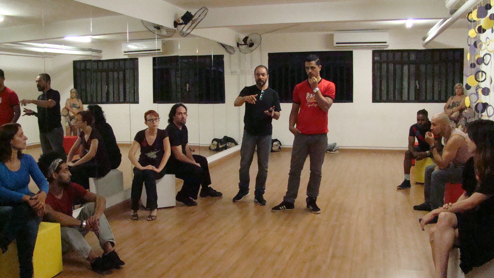 Elenco y equipo de Tangos e Luares reunidos en el estudio durante una conversación de preparación