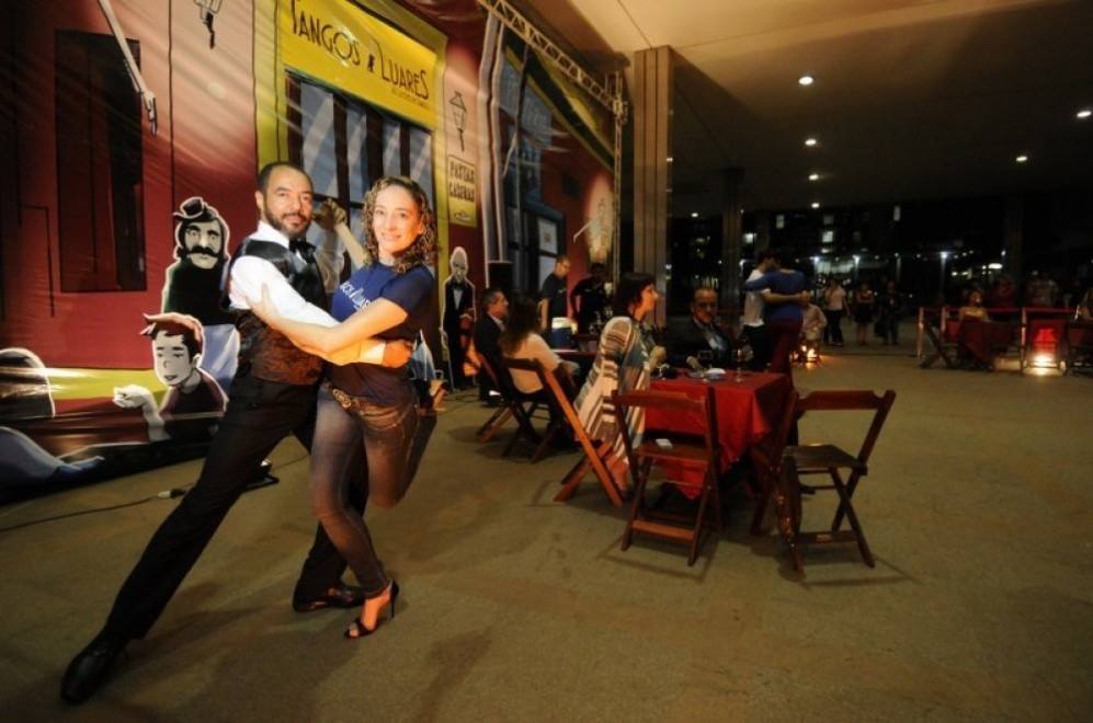 João Carlos Corrêa baila con una participante ante la escenografía de Tangos e Luares en una fotografía realizada para un reportaje del Jornal de Brasília