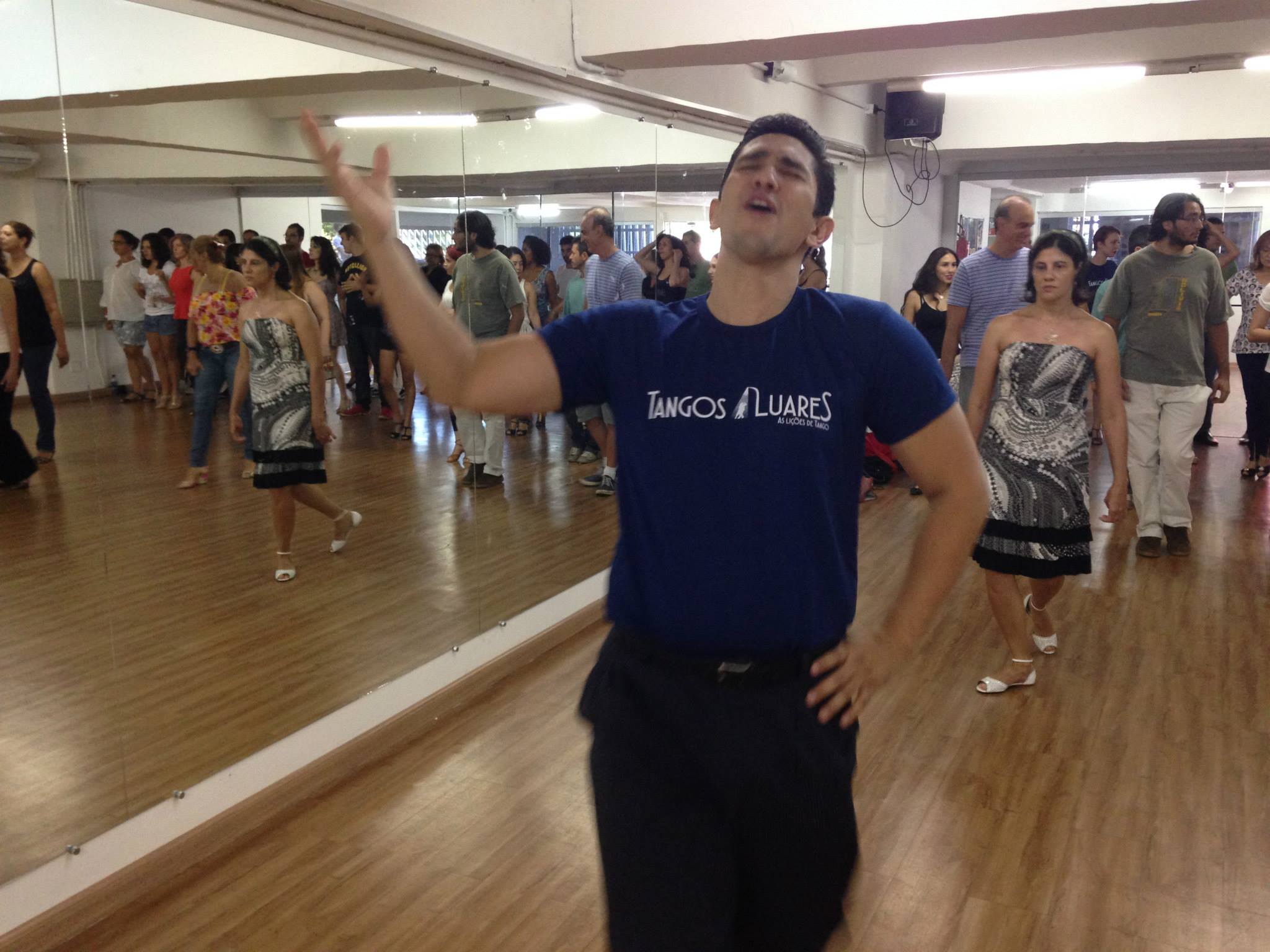 El profesor Juliano Andrade orienta a los participantes del taller de Tangos e Luares en la Academia Lá na Dança
