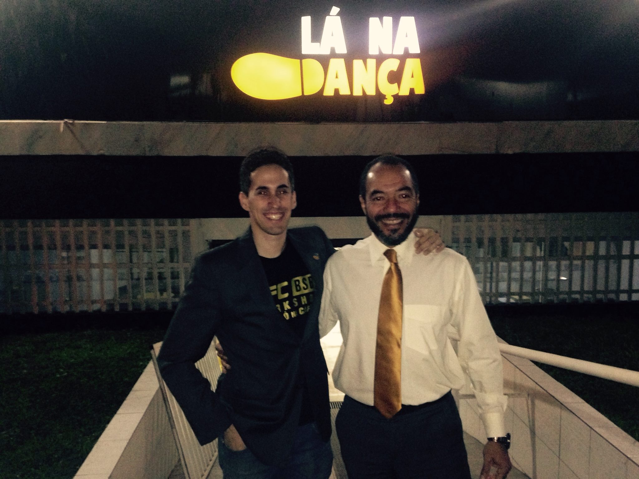 Victor Maia y João Carlos Corrêa reunidos ante el letrero de la Academia Lá na Dança