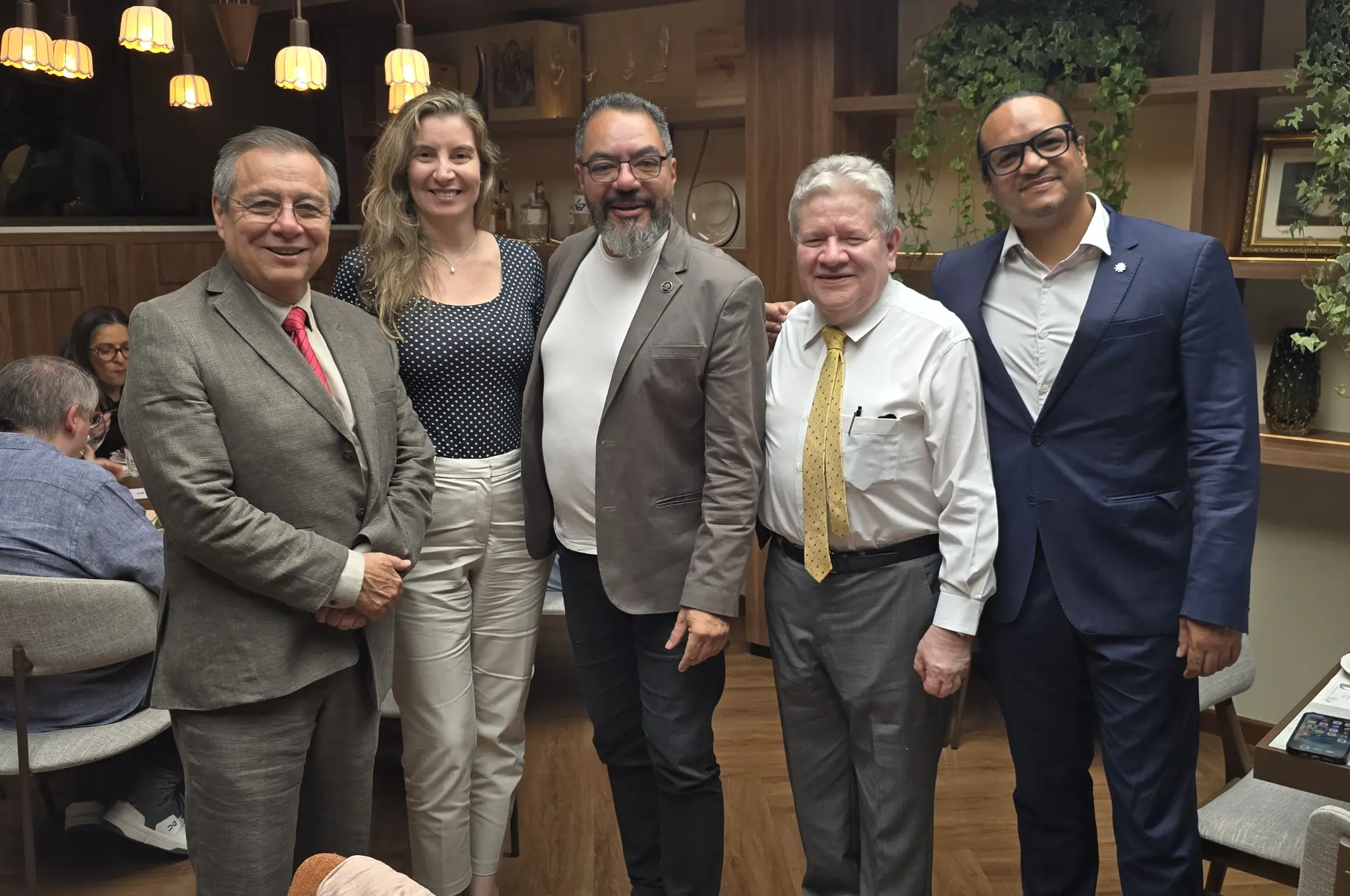Luis Armando Monteagudo Pacheco, María Noel Reyes, João Carlos Corrêa, Eduardo Durán Cousin y Carlos Arturo García posan lado a lado durante un almuerzo