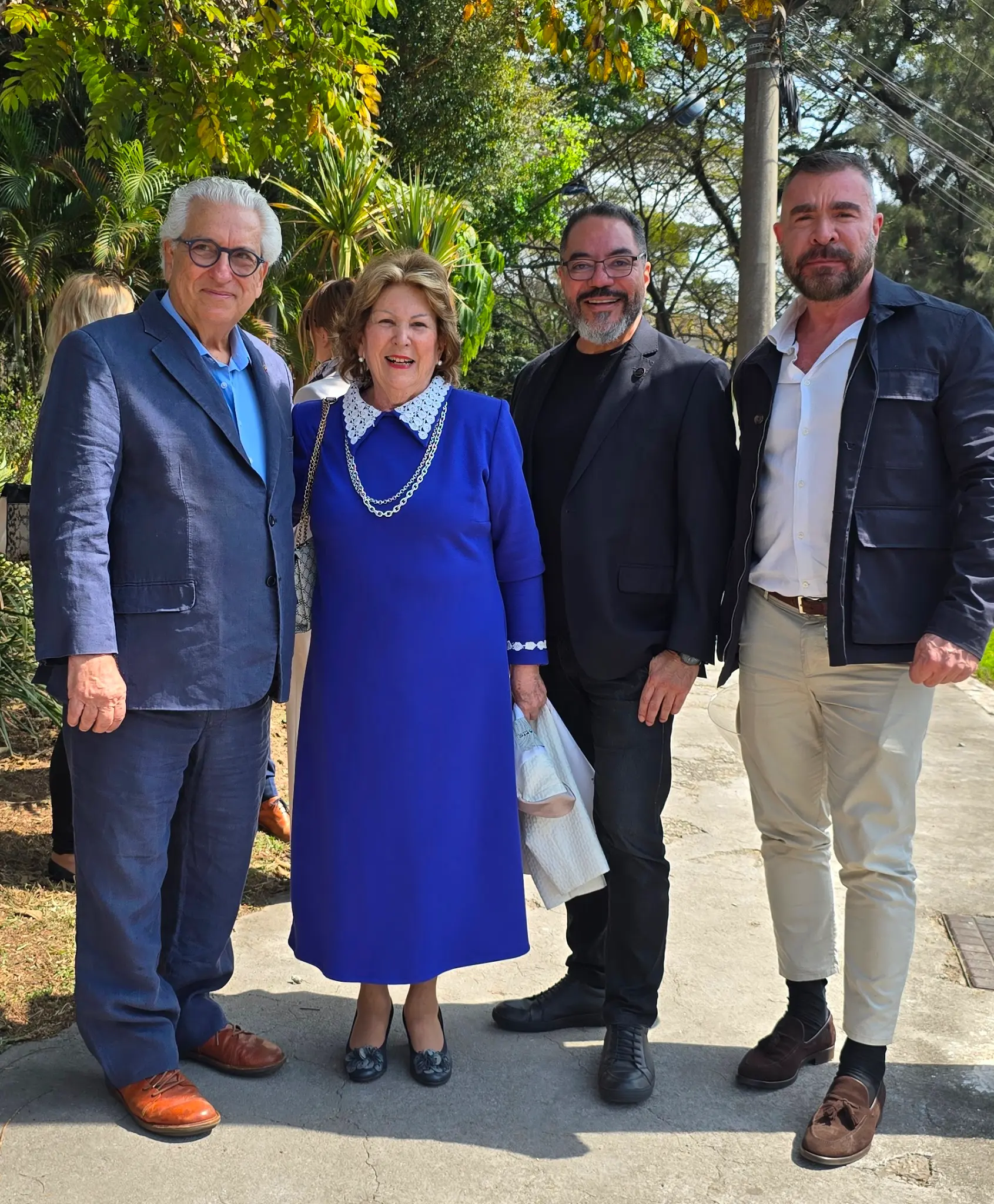 Marta Echarte y João Carlos Corrêa posan con dos representantes diplomáticos en una actividad externa rodeada de vegetación