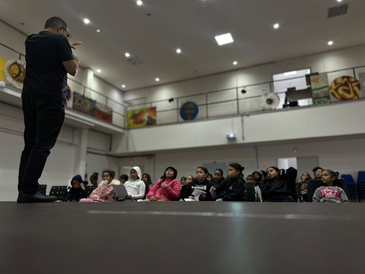 João Carlos Corrêa fala às crianças reunidas na Fábrica de Cultura da Vila Curuçá