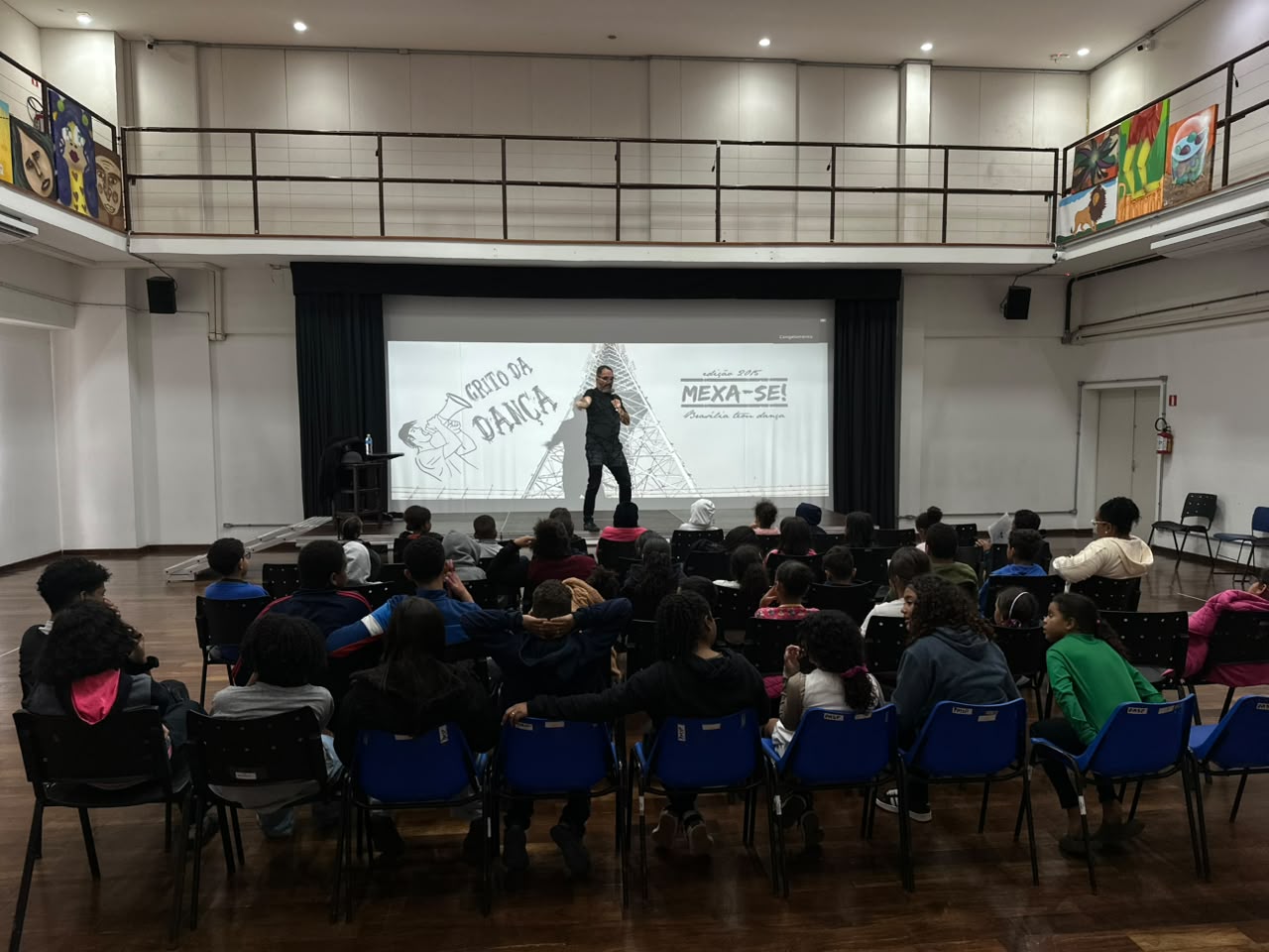 João Carlos Corrêa conduz a palestra no palco da Fábrica de Cultura da Vila Curuçá