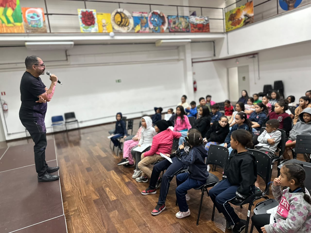 João Carlos Corrêa conversa com o público infantil durante o encontro na Vila Curuçá