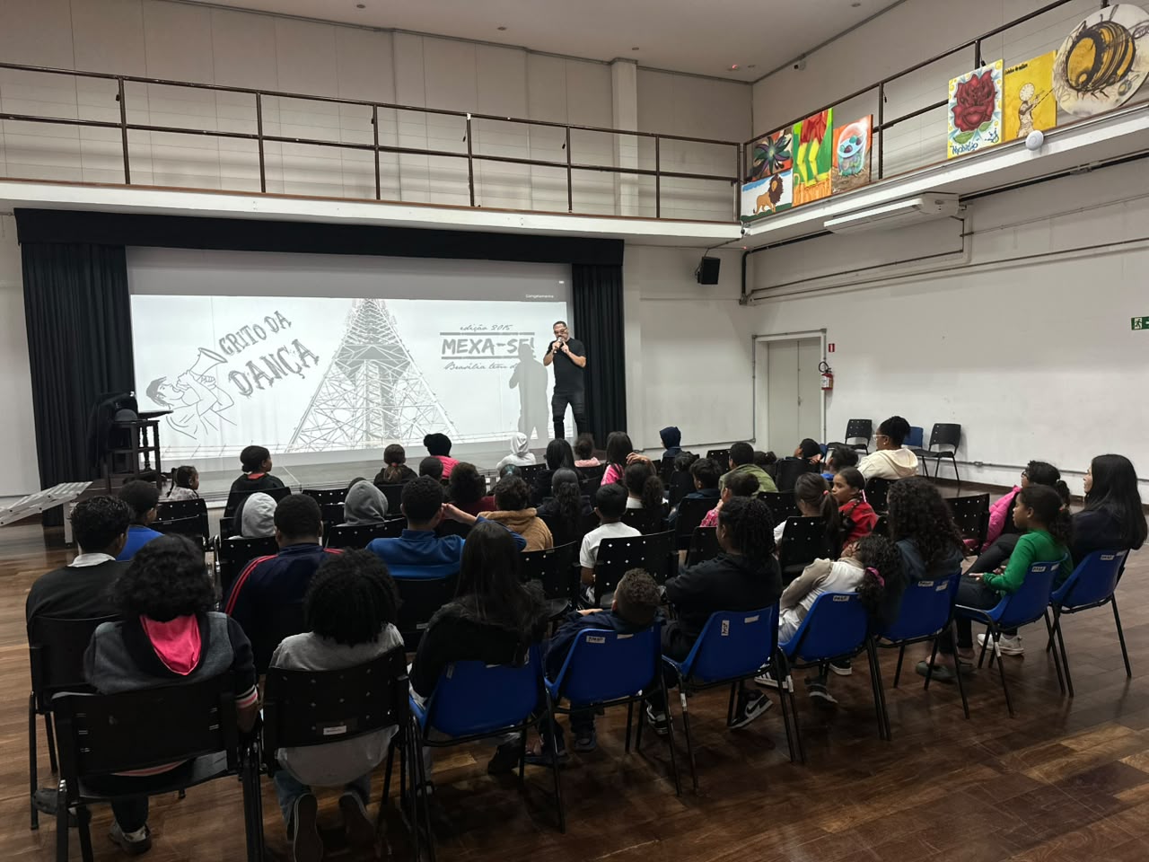 Crianças acompanham a palestra de João Carlos Corrêa na Fábrica de Cultura da Vila Curuçá