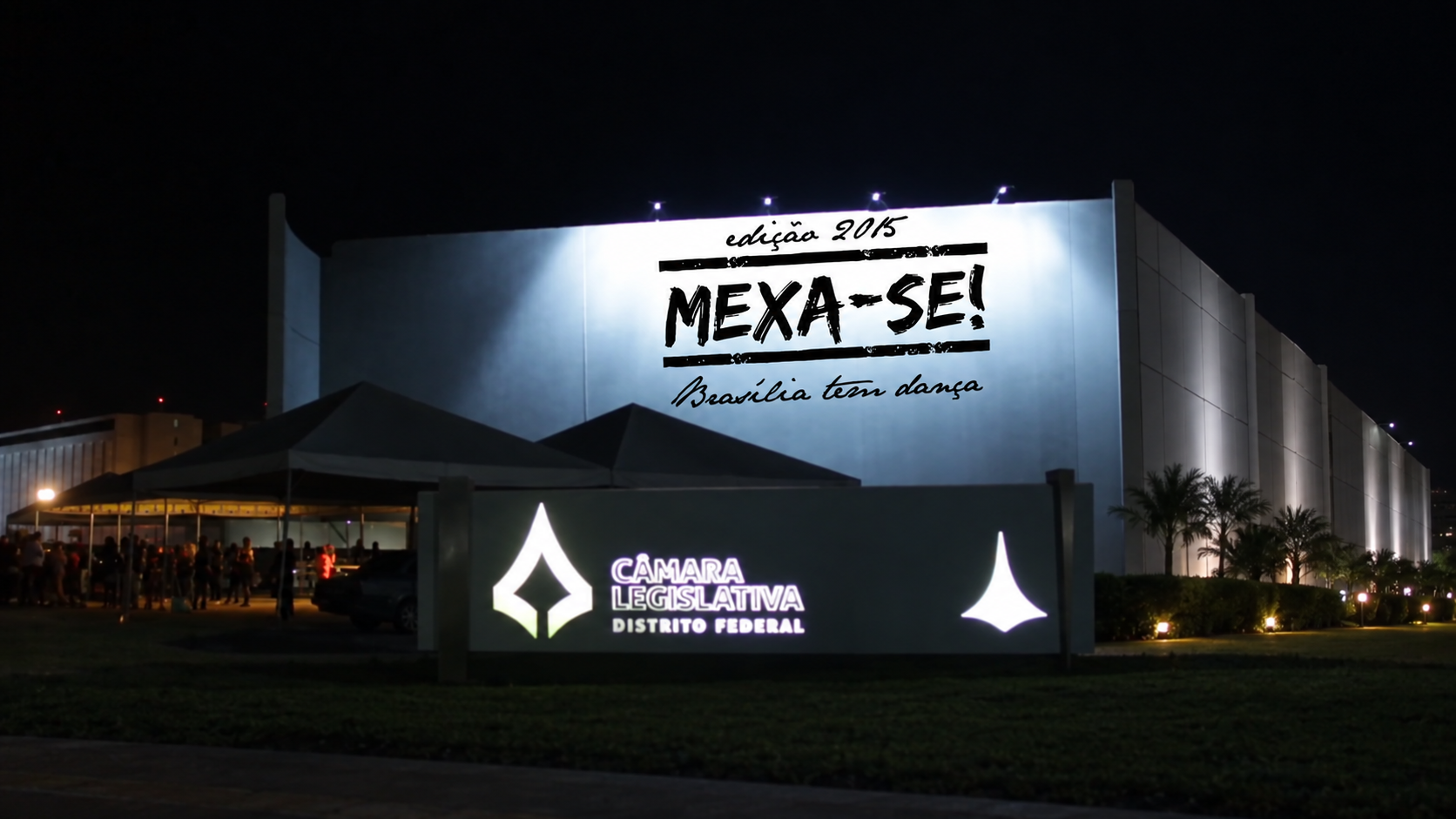 Projeção noturna com a marca edição 2015 MEXA-SE! Brasília tem Dança e letreiro luminoso da Câmara Legislativa do Distrito Federal.