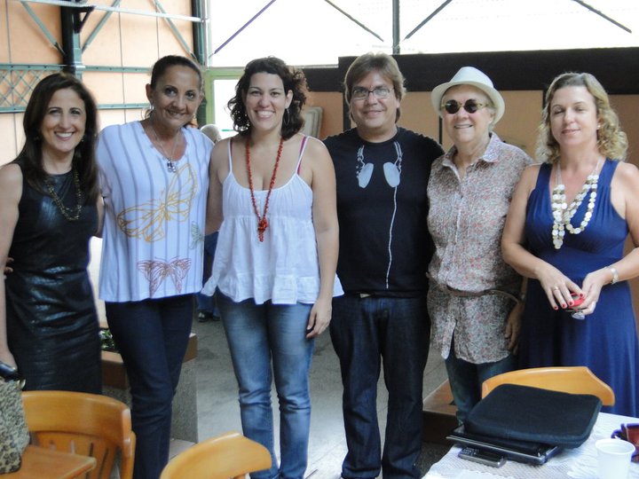 Seis participantes do XII Fórum Nacional de Dança posam juntos no espaço do encontro, no Pará.