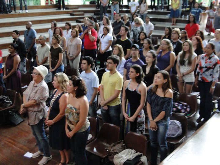 Público numeroso acompanha de pé uma atividade no espaço do XII Fórum Nacional de Dança.