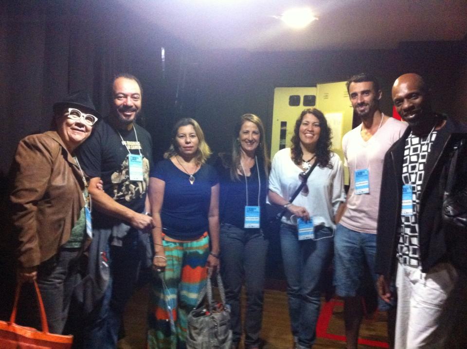 Sete participantes credenciados posam juntos durante o XIII Fórum Nacional de Dança.