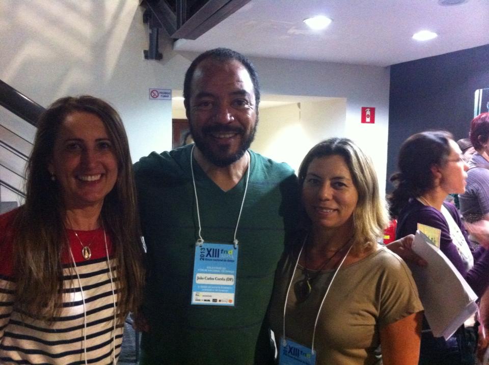 João Carlos Corrêa posa entre duas participantes credenciadas do XIII Fórum Nacional de Dança.