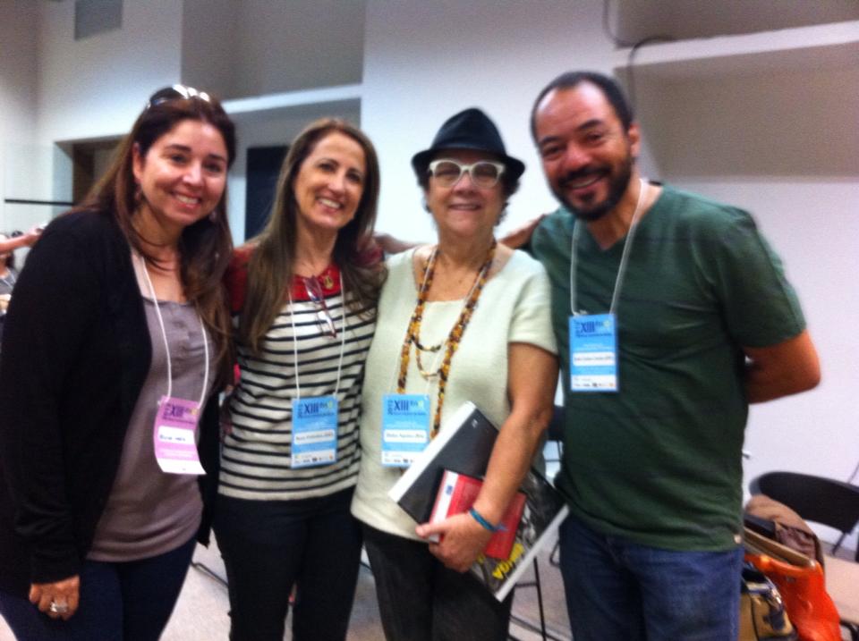 João Carlos Corrêa e três participantes credenciadas posam juntos no espaço do XIII Fórum Nacional de Dança.