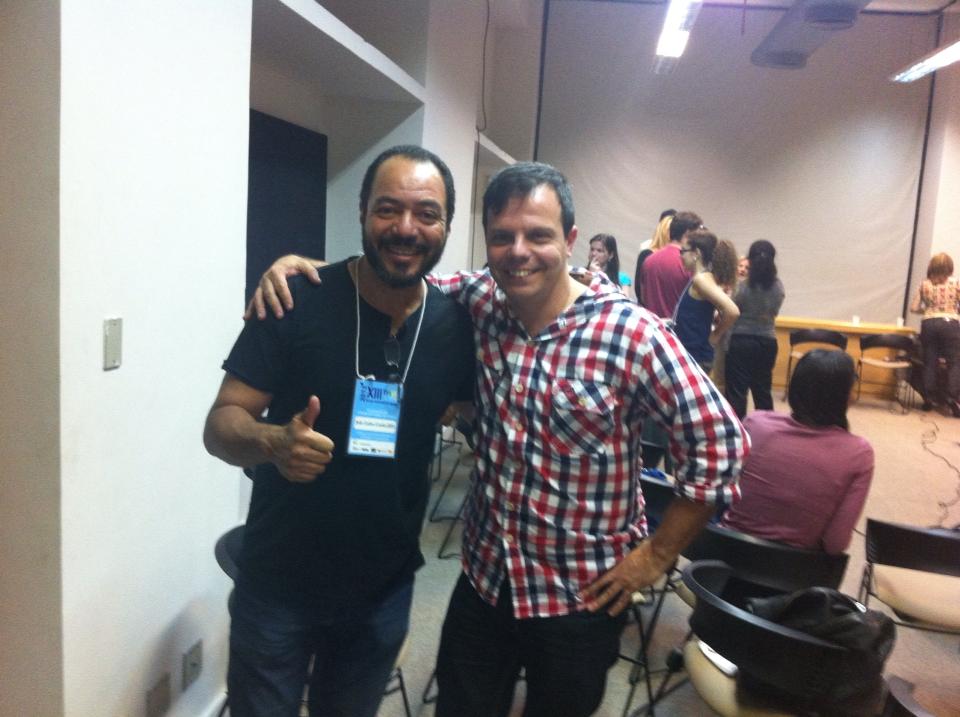 João Carlos Corrêa posa ao lado de um participante no espaço do XIII Fórum Nacional de Dança.